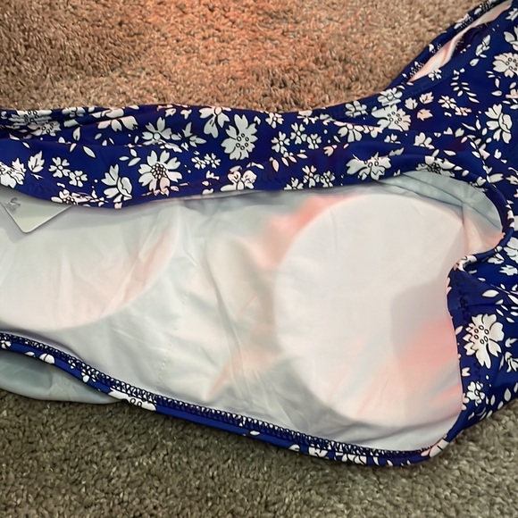 2/$30 New floral ruffle padded swim top in blue and white size Large - Picture 7 of 16